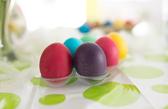 How to dye eggs with natural products?