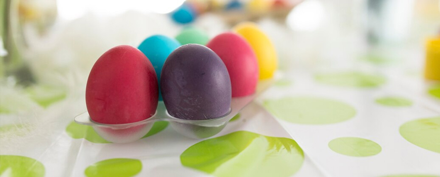 How to dye eggs with natural products?