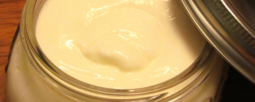Homemade moisturizing cream with cocoa butter and coconut oil (recipe)