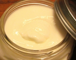 Homemade moisturizing cream with cocoa butter and coconut oil (recipe)